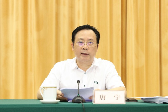 3自治区人民政府副秘书长唐宁主持会议~1.jpg